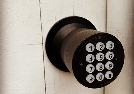 Puerta de servicio con sistema de control de acceso